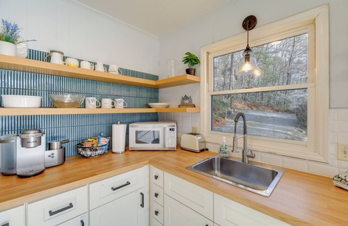 Deep Gap Cabin | Blue Ridge Mountains Cabin w/Community Pool!