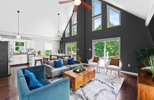 Mayhew House | Blue Wing Bay - Trendy Lakefront Chalet