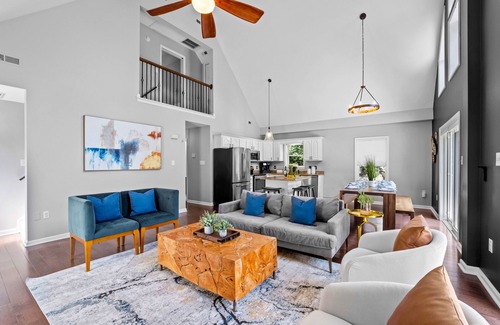 Mayhew House | Blue Wing Bay - Trendy Lakefront Chalet