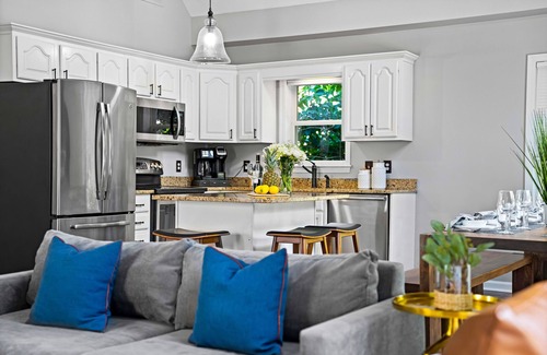 Mayhew House | Blue Wing Bay - Trendy Lakefront Chalet