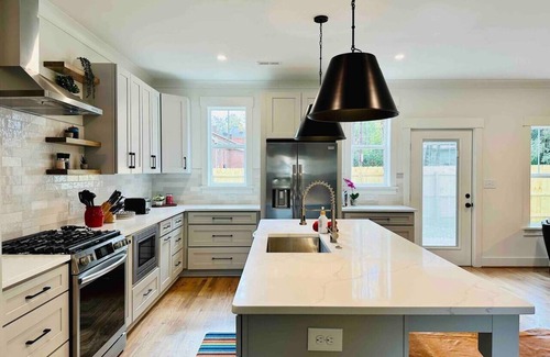 Charlotte House | Bold Uptown Retreat - Hot Tub - 6 Beds