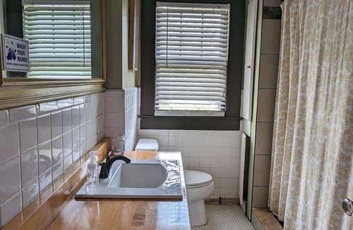 Bear Creek Hostel | Bon Paul & Sharky's Youth Hostel