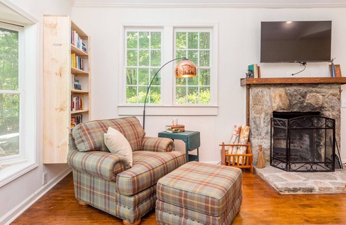 Hendersonville Cabin | Book Lovers Dream Mountain Retreat - 2 King Beds