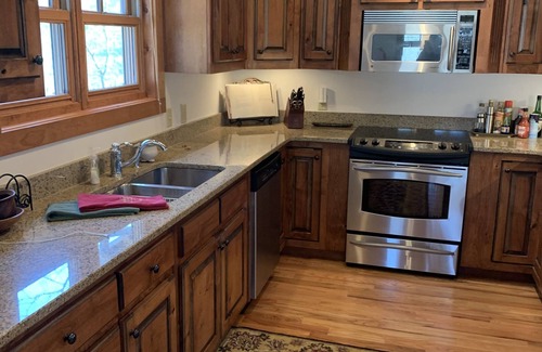 Cullowhee House | BOOK NOW FOR HOLIDAYS and 2026! Relax in the Mountains, Fireplaces & Waterfalls