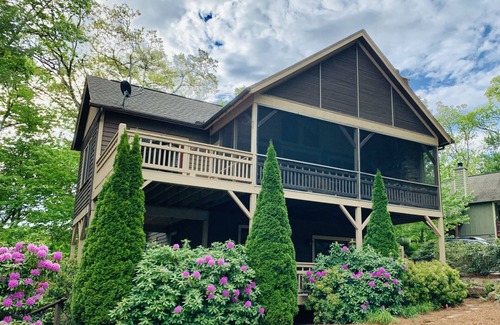 Cullowhee House | BOOK NOW FOR HOLIDAYS and 2026! Relax in the Mountains, Fireplaces & Waterfalls