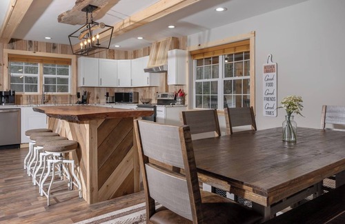Deep Gap House | Boone Getaway | Dog Friendly, Hot Tub, Fire Pit!