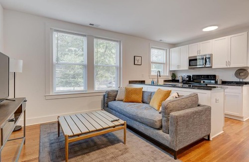 Durham Apartment | Bright 1BR with Parking In Downtown Durham