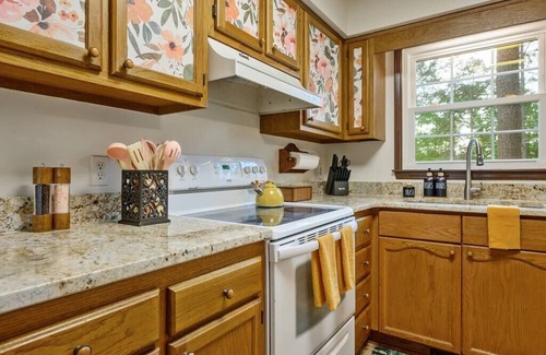 North Raleigh House | Bright | 4 Bd | Fire Pit | Ping-Pong | Games