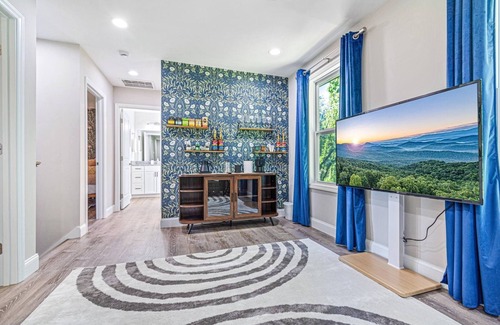 Asheville House | Bright Bear Lodge - Three Bedroom House, Sleeps 8