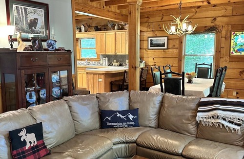 Highlands Cabin | Buckberry Lodge 5 BR/4.5 bath log cabin FIVE NIGHT MINIMUM