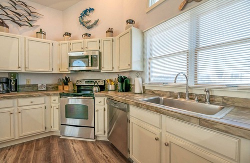 Ocean Sands House | C7729 Beach Dreams. 3 Large Masters, BIG Pool/Hot Tub, Pets OK!