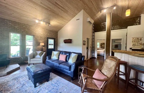 Hendersonville Cabin | Cabin ∙ 2 bedrooms ∙ 4 guests