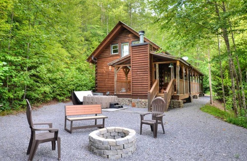 Alarka Cabin | Cabin ∙ 2 bedrooms ∙ 4 guests