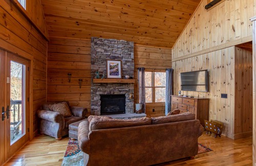 Zionville Cabin | Cabin ∙ 2 bedrooms ∙ 6 guests