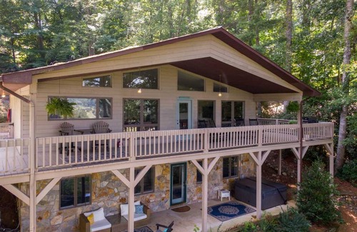 Spruce Pine Cabin | Cabin ∙ 3 bedrooms ∙ 8 guests