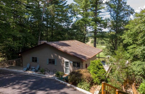 Spruce Pine Cabin | Cabin ∙ 3 bedrooms ∙ 8 guests