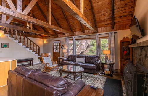 Fleetwood Cabin | Cabin ∙ 4 bedrooms ∙ 12 guests