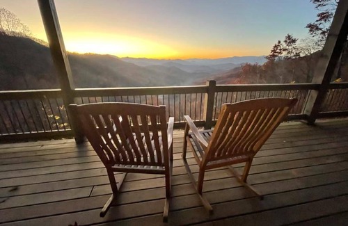 Bryson City Cabin | Cabin ∙ 5 bedrooms ∙ 10 guests