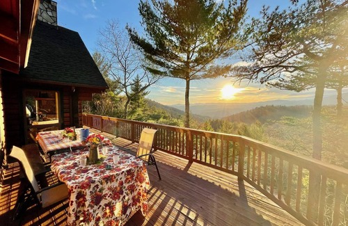 Apple Ridge Cabin | Cabin ∙ 5 bedrooms ∙ 10 guests