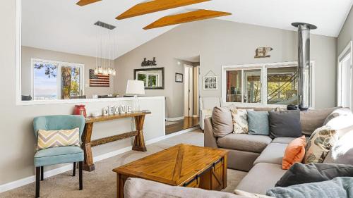 Leicester House | Cabin in the Sky by AvantStay Deck w Views