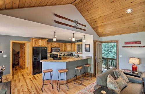 Blowing Rock House | Cabin w/Hot Tub & Mountain Views < 5 Mi to Boone