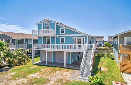 Ocean Isle Beach House | Canal House 2 short blocks to the beach with beach access!