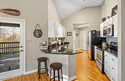 Lake Lure House | Casa su Lago - Mr Lake Lure Vacation Rentals - Dog Friendly - Located in Rumbling Bald Resort