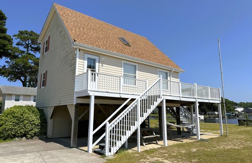 Colington Harbour House | CH219- 3 Bedroom Canal front Home with Private Dock and Kayaks!