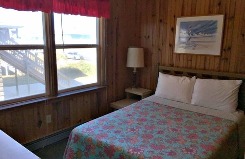 Sea Retreat House | Charlie's Place - Pet Friendly Semi OF Home in Kitty Hawk