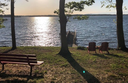 Mayhew House | Charming 1BR Lakehouse w/ Sunset View, Beach & Pier on Lake Norman (Mooresville)