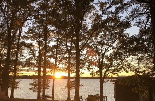 Mayhew House | Charming 1BR Lakehouse w/ Sunset View, Beach & Pier on Lake Norman (Mooresville)