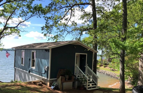 Mayhew House | Charming 1BR Lakehouse w/ Sunset View, Beach & Pier on Lake Norman (Mooresville)