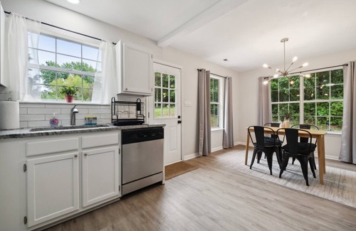 Harrisburg House | Charming 3-Bedroom Retreat with Fire Pit ~10min to UNCC
