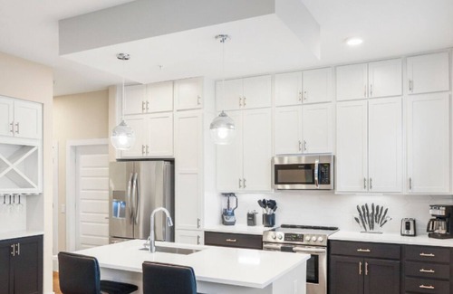 Charlotte Center City Condo | Chic 2BR High-Rise Hot Tub, Gym, & Rooftop Views🌆