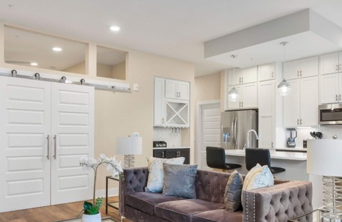 Charlotte Center City Condo | Chic 2BR High-Rise Hot Tub, Gym, & Rooftop Views🌆