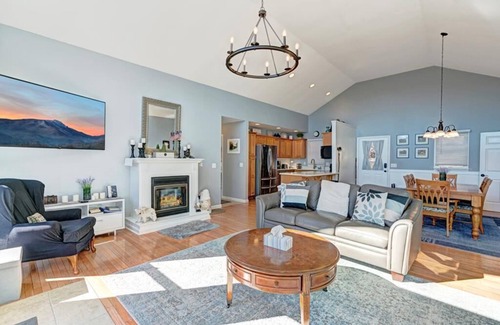 Seven Devils House | ChrisP View- Mountain House, Mountain View, Pet-Friendly, Gas Fireplace, Near High Country Attrac.