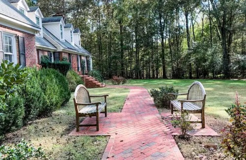 Matthews House | Classy Cottage Surrounded by Nature