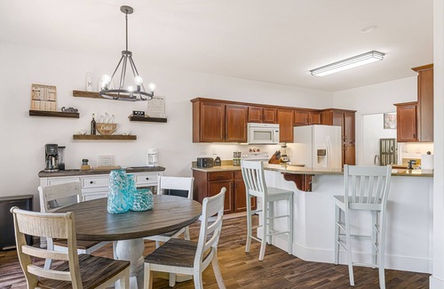 Leicester House | Cloud Nine | Private 40-Acre Mountaintop w/Hot Tub, Theater & Biltmore Pass