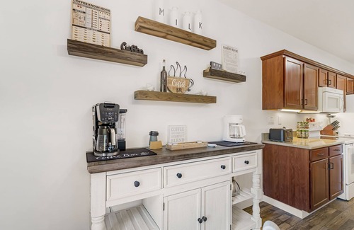 Leicester House | Cloud Nine | Private 40-Acre Mountaintop w/Hot Tub, Theater & Biltmore Pass