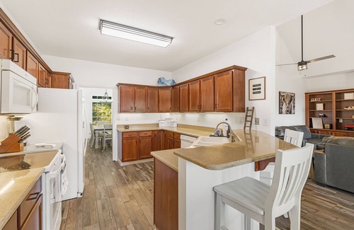 Leicester House | Cloud Nine | Private 40-Acre Mountaintop w/Hot Tub, Theater & Biltmore Pass