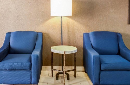 Paw Creek Hotel | Comfort Suites Airport