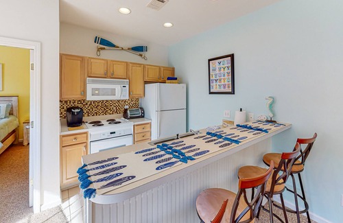 Sea Trail Condo | Comfortable condo with pool & hot tub access, balcony, W/D, & central AC