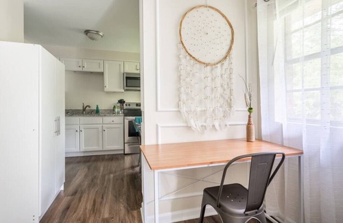 Durham Apartment | ★Cool Crib ★ King Bed ★ Long Term Stays ★ Duke★