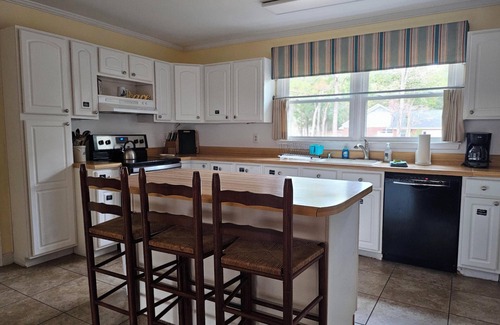 Pine Knoll Shores House | Cosgrove's Cove in tranquil Pine Knoll Shores very close to the beach.
