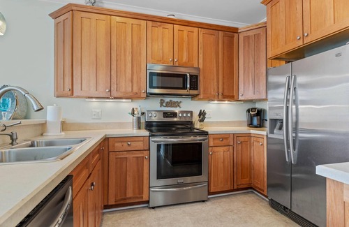 Ocean Isle Beach Condo | CottageVacations4u "MEANT 2B" -pool club- ocean view-200 FT to beach. DOG FRIENDLY.