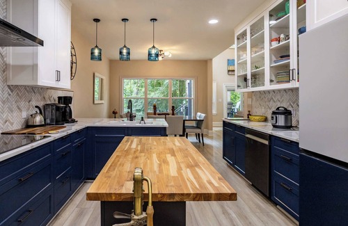 Mayhew House | Cozy 3BR Home - Peaceful Lake Cove Views