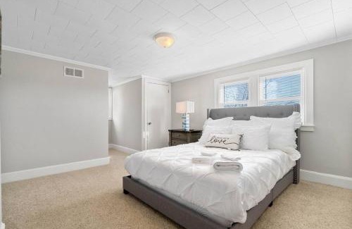 Charlotte House | Cozy 4B Retreat Near Uptown King Beds Sleeps 12