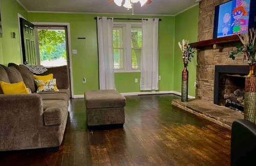 Qualla House | Cozy Antique Style Farmhouse in Cherokee