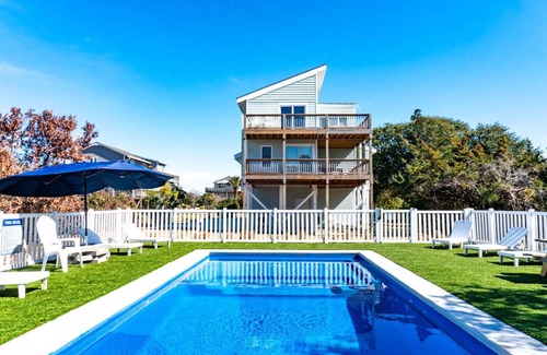 Emerald Isle House | Cozy Coastal Duplex · Pool · 1 Min Walk to the Beach
