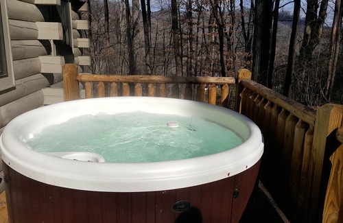 Maggie Valley Cabin | Crazy Wolf is a cozy 2 bedroom cabin close to the heart of Maggie Valley, Hot Tub, WiFi, AC.